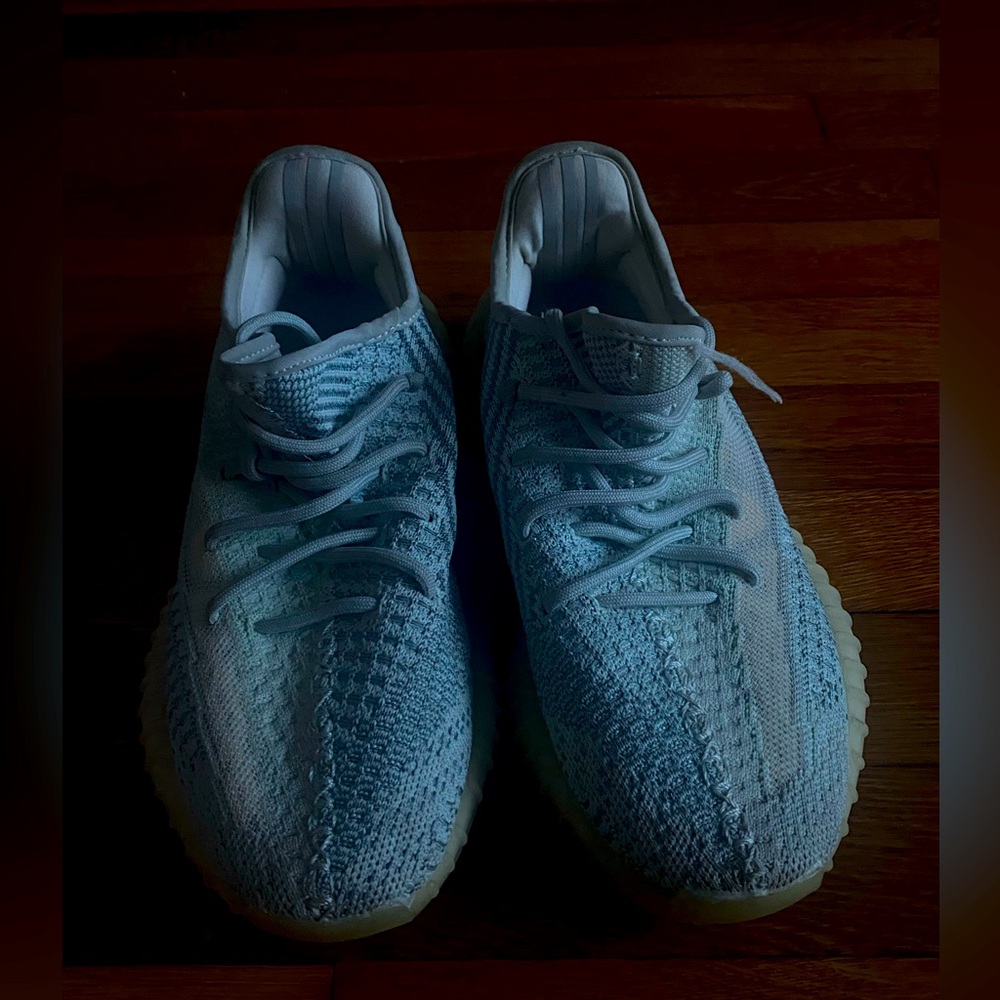 adidas Yeezy Boost 350 V2
Cloud White